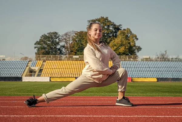 Atletik Kız Çocuğu Spor Dersleri Sırasında Atletizm Beden Eğitimi — Stok fotoğraf