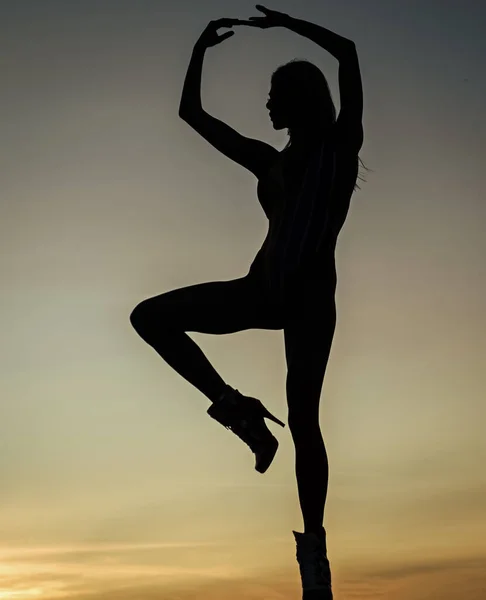 Balettdansare Dansa Kvällen Skugga Och Skugga Kvinna Siluett Himlen Bakgrund — Stockfoto