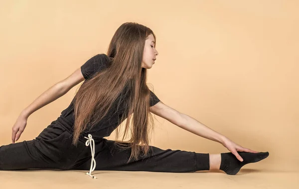Alegre Adolescente Chica Sentarse Split Pilates — Foto de Stock