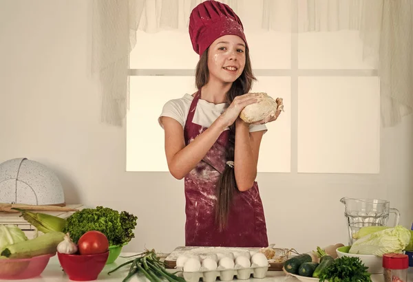 健康的で有機的な製品だけから子供の女の子の料理の食事 — ストック写真
