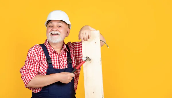 Lächelnder Älterer Mann Holzarbeiter Mit Helm Auf Gelbem Hintergrund — Stockfoto