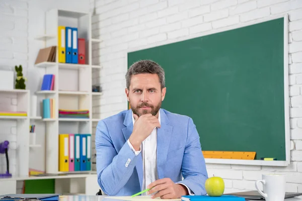 Ciddi Bir Öğretmen Tahtada Sınıfta — Stok fotoğraf