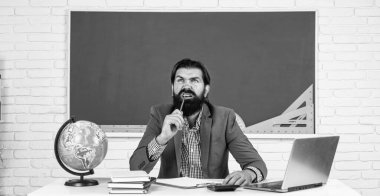 Adam okul sınavını ve eğitimi geçerken not defterinde düşünüyor ve yazıyor..