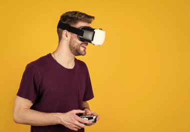 Tıraşsız yüzlü ve şık saçlı genç adam kablosuz kulaklık takıyor, dijital hayat..