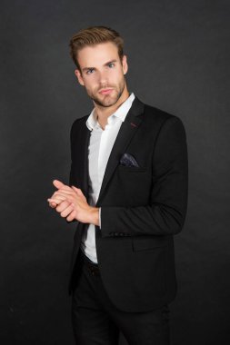 Siyah arka planda ceketli yakışıklı CEO, iş.