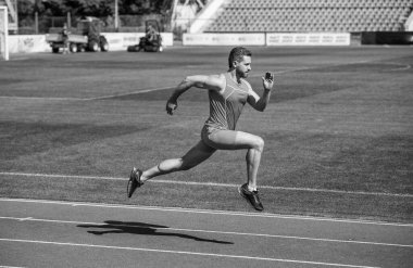 Stadyumdaki koşucu egzersiz için koşuyor, dayanıklı..