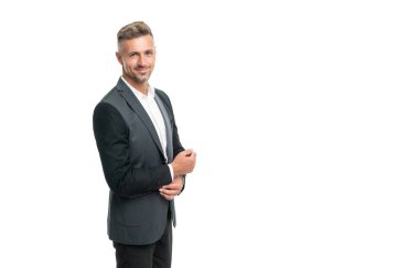 Takım elbiseli neşeli olgun bir adam. Beyaz iş adamı. İş kıyafetlerinde emlakçıyım. Boşluğu kopyala.