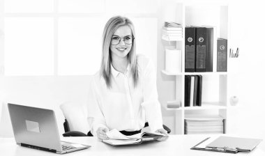 Elinden gelenin en iyisini yapmaya çalış. Ürün geliştirme ve artan marka farkındalığı. Dijital pazarlama. Sosyal medya editörü. Dizüstü bilgisayarı olan pazarolog kız. Pazarlama Tanıtım Uzmanı.