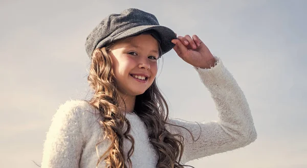 时髦的少女贝雷帽 卷曲的头发 — 图库照片