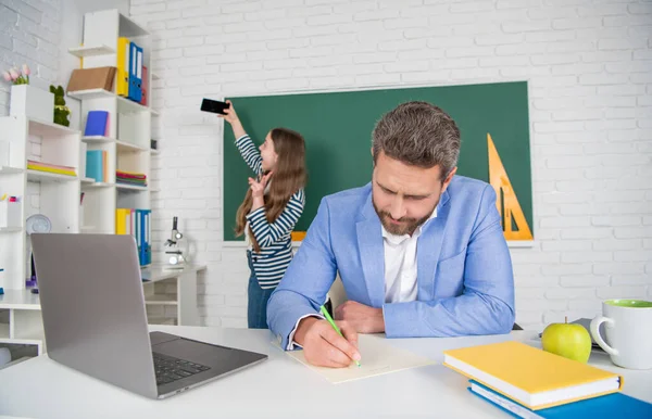 Schooljuf Klas Met Selectieve Focus Van Kind Maken Selfie Schoolbord — Stockfoto