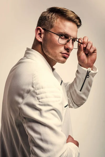 白いカジュアルファッションの服と眼鏡のハンサムな若い男 — ストック写真