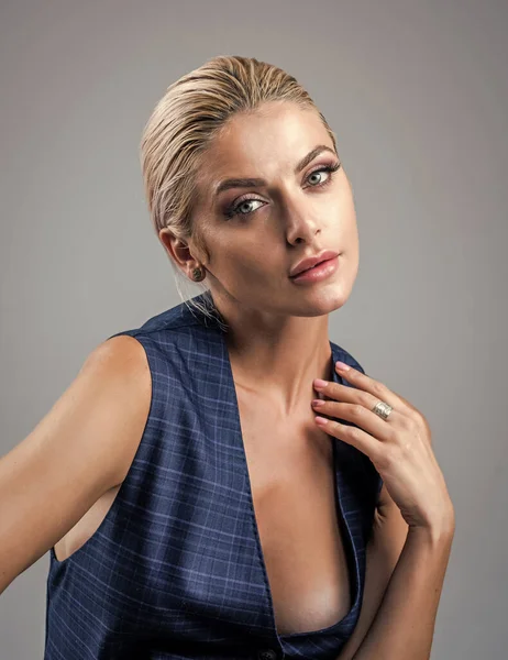 şık, seksi bir kadın, platin sarısı saçları ve pürüzsüz cildinde moda makyajı var..