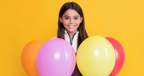Χαρούμενο Παιδί Πολύχρωμα Μπαλόνια Κόμμα Κίτρινο Φόντο — Φωτογραφία Αρχείου