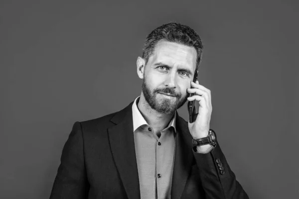 Takım Elbiseli Olgun Bir Adam Cep Telefonuyla Konuşuyor Görüşmesi — Stok fotoğraf