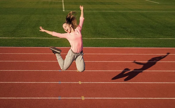Ser Enérgico Novo Criança Energética Salta Pista Atletismo Estilo Vida — Fotografia de Stock