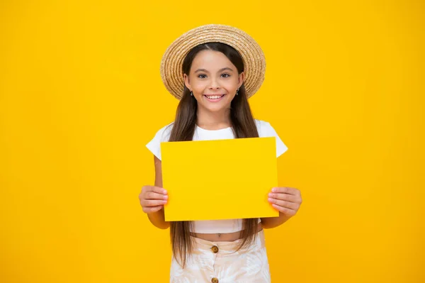 Feliz Adolescente Menina Segurar Papel Anúncio Vazio Com Espaço Cópia — Fotografia de Stock