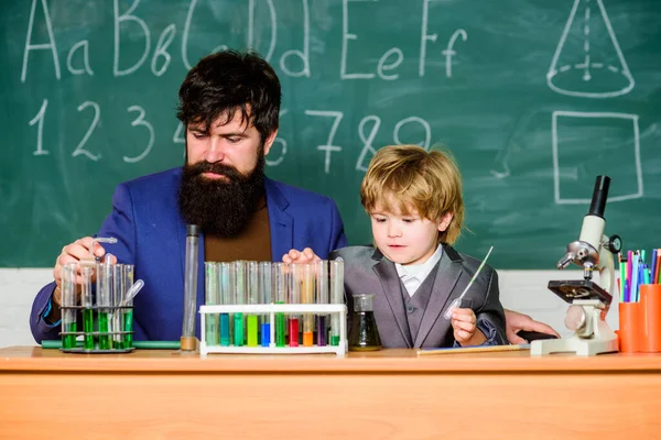 Kognitiver Prozess Zurück Zur Schule Chemie Experiment Lehrer Kind Reagenzgläser — Stockfoto