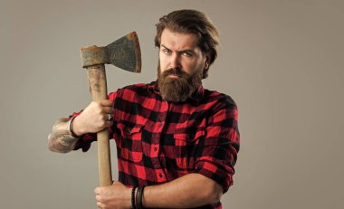 Sakallı ve bıyıklı yakışıklı sakallı adam baltayı tut, oduncu..