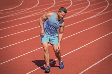 Atletik kaslı adam koşudan ve sağlıktan sonra travma geçiriyor..