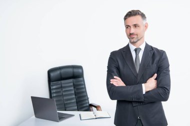 Yetişkin iş adamları beyaz arka planda patron ofisinde takım elbise giyer..