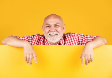 Boş afişlerde fotokopi alanı olan neşeli son sınıf öğrencisi. ürün sunuluyor.