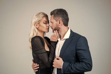 Kadına ve erkeğe aşık çift kucaklaşır ve öpüşür, ilişki kurar..