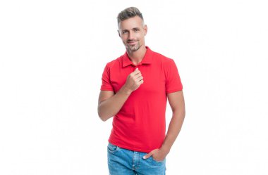Beyaz arka planda izole edilmiş kırmızı tişörtlü, kır saçlı neşeli yakışıklı adam..