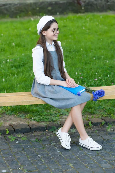 Leende Barn Glasögon Koppla Parkbänk Med Bok — Stockfoto