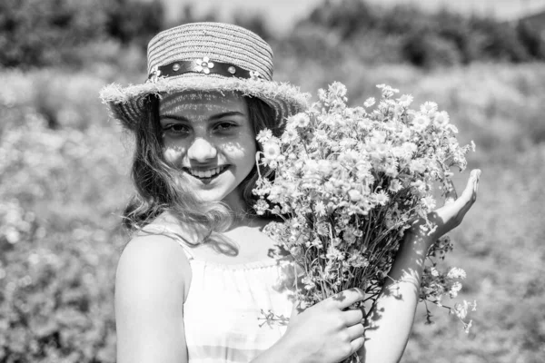 Boldog Gyerek Egészséges Baba Bőr Mosoly Kamilla Virágok Természetes Virágos — Stock Fotó