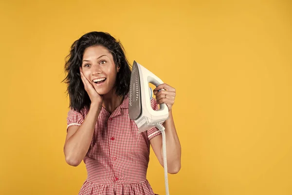 Vaya Chica Vestido Retro Planchado Ama Casa Tiene Deberes Domésticos —  Fotos de Stock