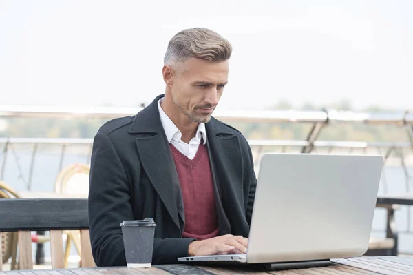 Serieuze Baas Man Die Online Werkt Laptop Het Drinken Van — Stockfoto