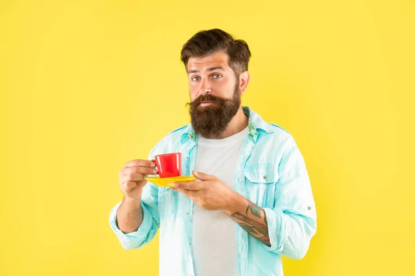 Небритый Мужчина Рубашке Кофе Желтом Фоне Чашка Кофе — стоковое фото