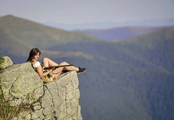 Beobachtungspunkt Frau Militärisches Outfit Halten Waffe Highlands Hintergrund Tapferes Mädchen — Stockfoto