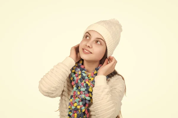 ニット帽の幸せな子供と白いニットウェアに隔離されたスカーフ暖かい服 — ストック写真