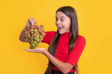 Genç kızın sarı arka planda üzüm tutmasına sevindim..