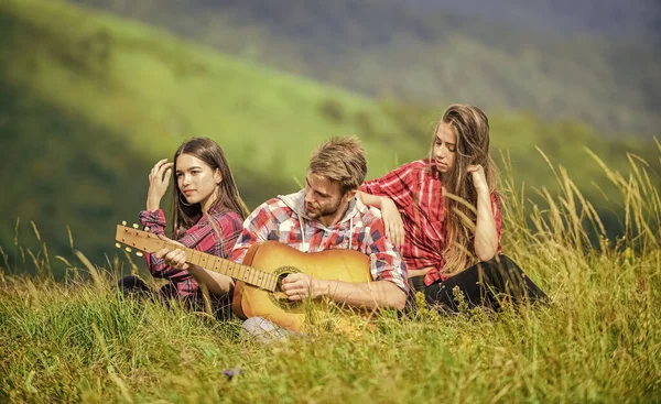 Melodia Natureza Tradição Caminhadas Amigos Caminhando Com Música Cantando Juntos — Fotografia de Stock