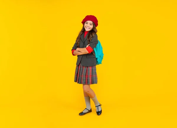 带着书包的快乐孩子 贝雷帽少女背着背包 回学校去知识日 教育的概念 穿着制服 背景是黄色的孩子 九月一日快乐的童年 — 图库照片