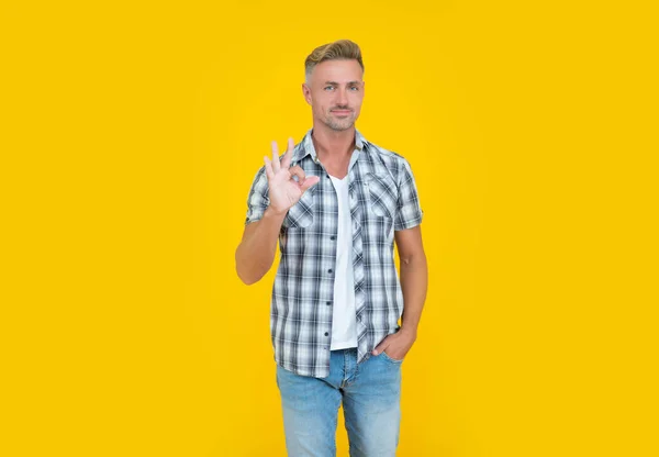 Volwassen Man Met Grizzel Haar Gele Achtergrond Goed — Stockfoto
