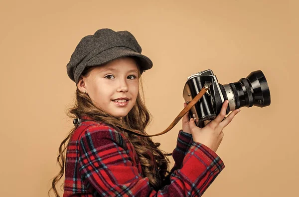 Vrolijk Kind Hoofddeksel Geruite Jas Gebruik Vintage Camera Retro Fotograferen — Stockfoto