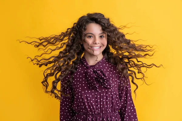 Lächelndes Mädchen Mit Langen Brünetten Lockigen Haaren Auf Gelbem Hintergrund — Stockfoto