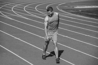 Adam spor sonrası travma ve spor sakatlığı yüzünden eklem yoğuruyor..