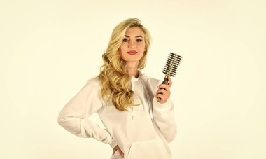 Saçlarını tarayan güzel bir kadın. Uzun saçlı. Saç bakımı. Kuaför salonu. Profesyonel ekipmanlar. Kolay saç modeli. Güzellik malzemeleri. Kurutma ve aşırı ısınmadan kaçının. Sıcak saç fırçası.