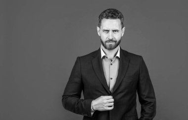 Aramıza hoş geldin. Formalite icabı ofis müdürü. Güven ve başarı. kopyalama alanı. Ceketli traşsız iş adamı. Kendine güvenen sakallı adam tımar ediyor. İş modası tarzı. Başarılı erkek işveren.