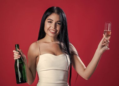Seksi kadın kadehten şampanya içiyor, eğlenceli..