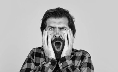 Bana bunun doğru olduğunu söyleme. İnsan duygularını ifade etmek. Kareli tişörtlü adam şaşırdı. Sarı arka plandaki duygusal adam. Vahşi sakallı hippi. Bıyıklı, olgun bir adam..