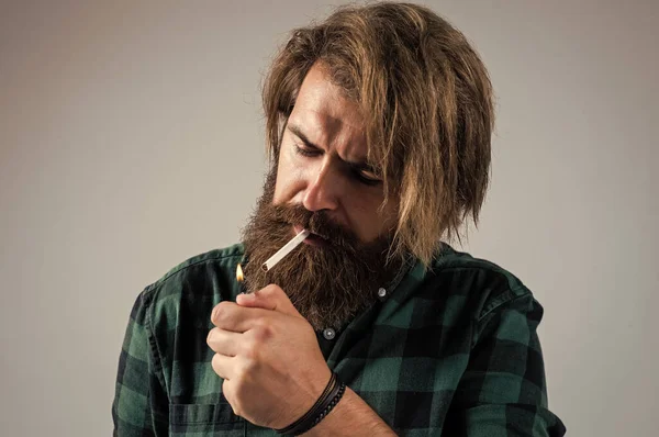 수염을 기르고 유행하는 스타일의 니코틴 — 스톡 사진