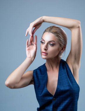 Kollarını kaldırıp koltukaltlarını gösteren güzel bir kadın. Koltuk altı kıllarını aldırma epilasyonu.