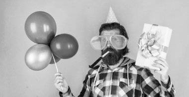 Süslü saçlı ve sakallı erkek hippi parti balonları ve boks, sürpriz!.