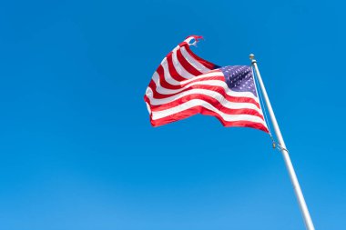 Mavi gökyüzü arka planında kopya alanı olan Amerikan bayrağı.