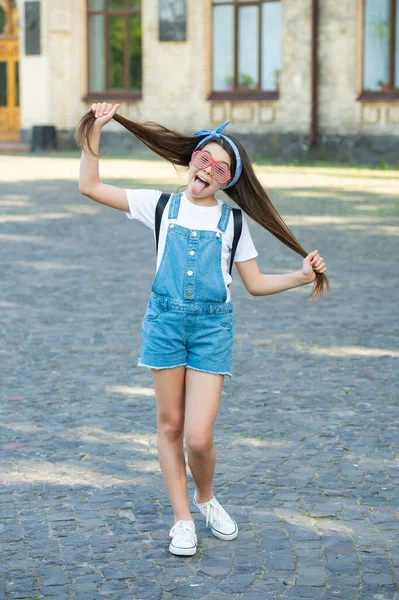 Ευτυχισμένο Κορίτσι Γυαλιά Κόμμα Διασκεδάζοντας Μαλλιά — Φωτογραφία Αρχείου